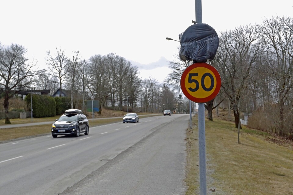 Kommunen har höjt hastigheten till 60 km/tim på Tre Rosors väg. Vi kan bara hoppas att de med inflytande över Ulricehamns trafik tar sig en funderare, skriver insändaren.
