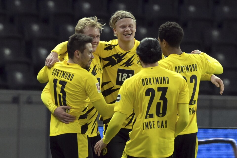 Borussia Dortmunds Erling Haaland gratulerades efter sitt tredje mål borta mot Hertha Berlin.