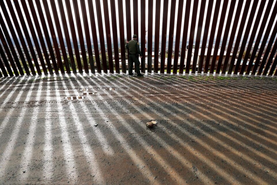 USA:s Pentagonbas Patrick Shanahan säger att han ännu inte bestämt sig om en mur mot Mexiko är att betrakta som en militär nödvändighet. Det kan få betydelse för om försvarsdepartementets pengar kan användas till det under ett nödläge. USA:s president