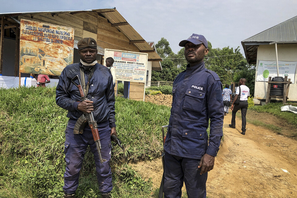 Kongolesisk polis vaktar en klinik där vaccinationer mot ebola utförs. Bild från tidigare i juni.