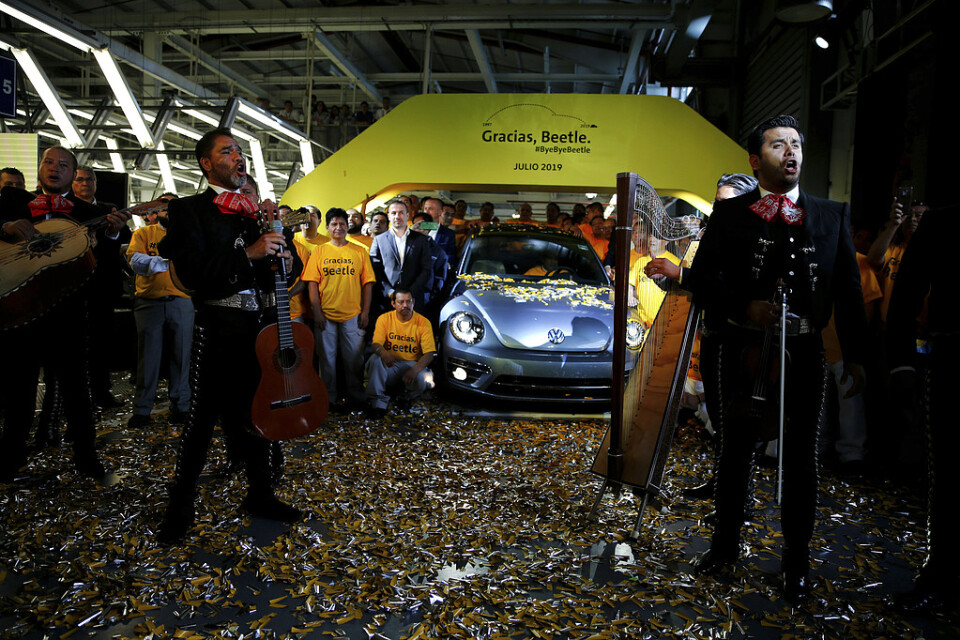 Den sista bilen av den sista utgåvan av Volkswagens bubbla lämnar produktionsbandet i Puebla i Mexiko.