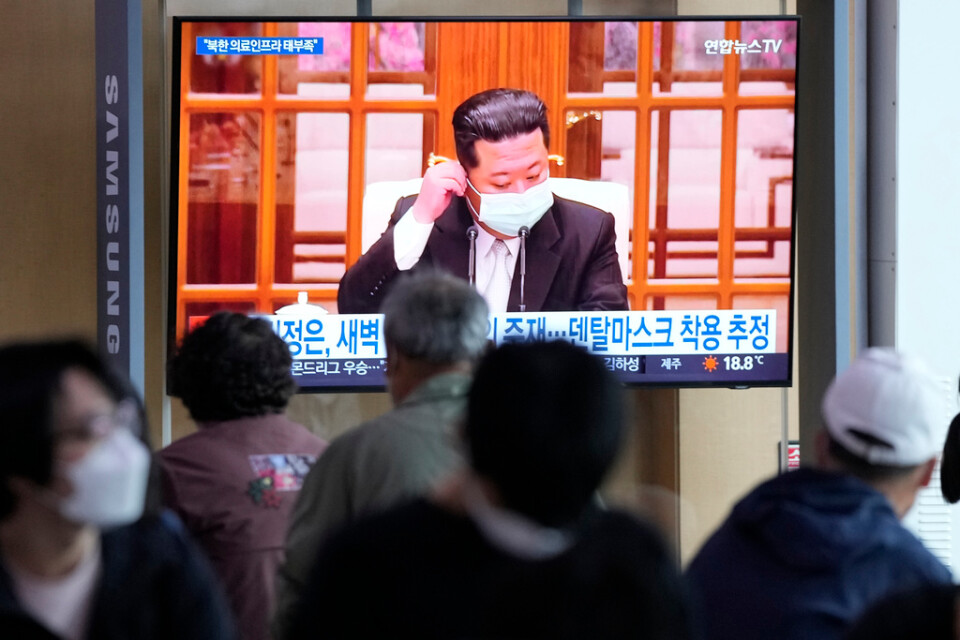 Nordkoreas ledare Kim Jong-Un under en nyhetssändning i sydkoreansk tv på lördagen.