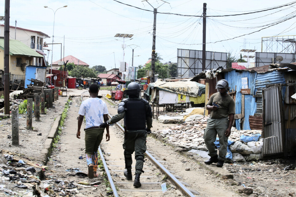 En person frihetsberövas av polis i Guineas huvudstad Conakry.