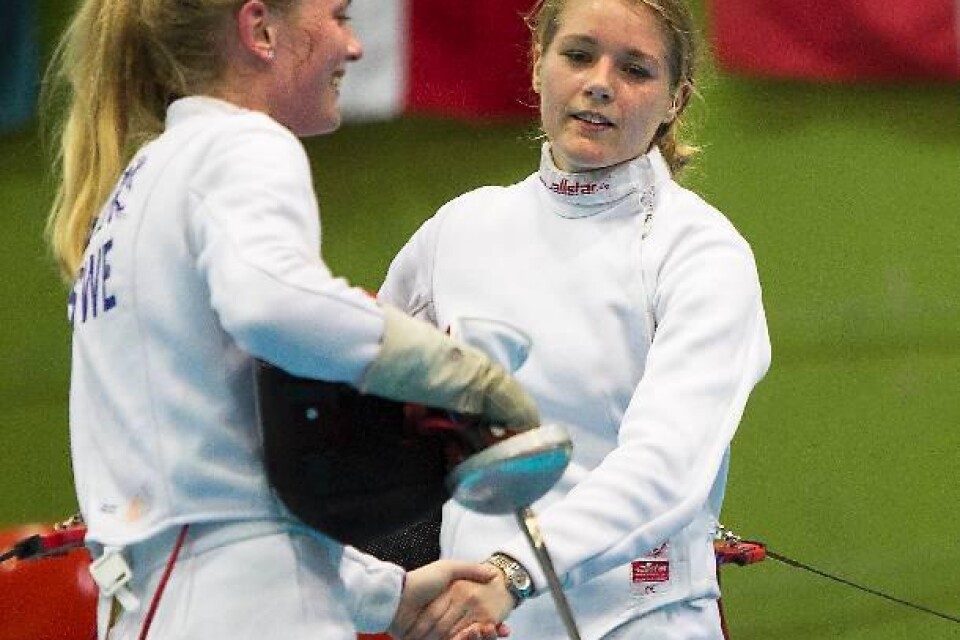 Svenskhoppet Sanne Gars (närmast) lyckades inte ända fram i damfinalen mot Caroline Piasecki, Norge.