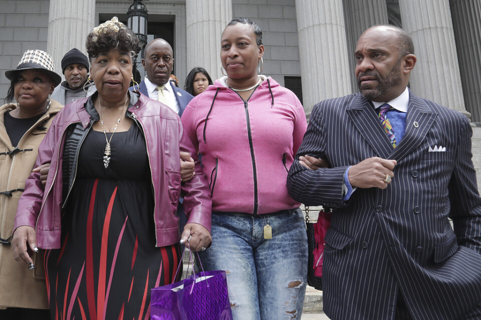Eric Garners mamma, syster och kusin lämnar den interna rättegången vid polisens högkvarter i New York i måndags.
