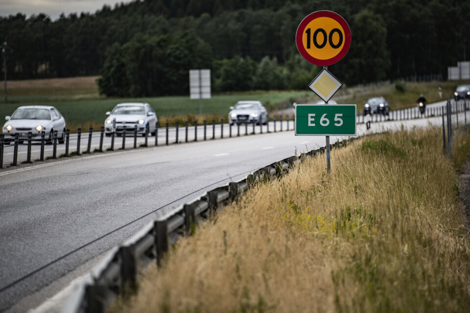 Danska bilar har angripits med sten i Skåne i ett par månaders tid. Tre fordon attackerades med sten bara under onsdagen.
