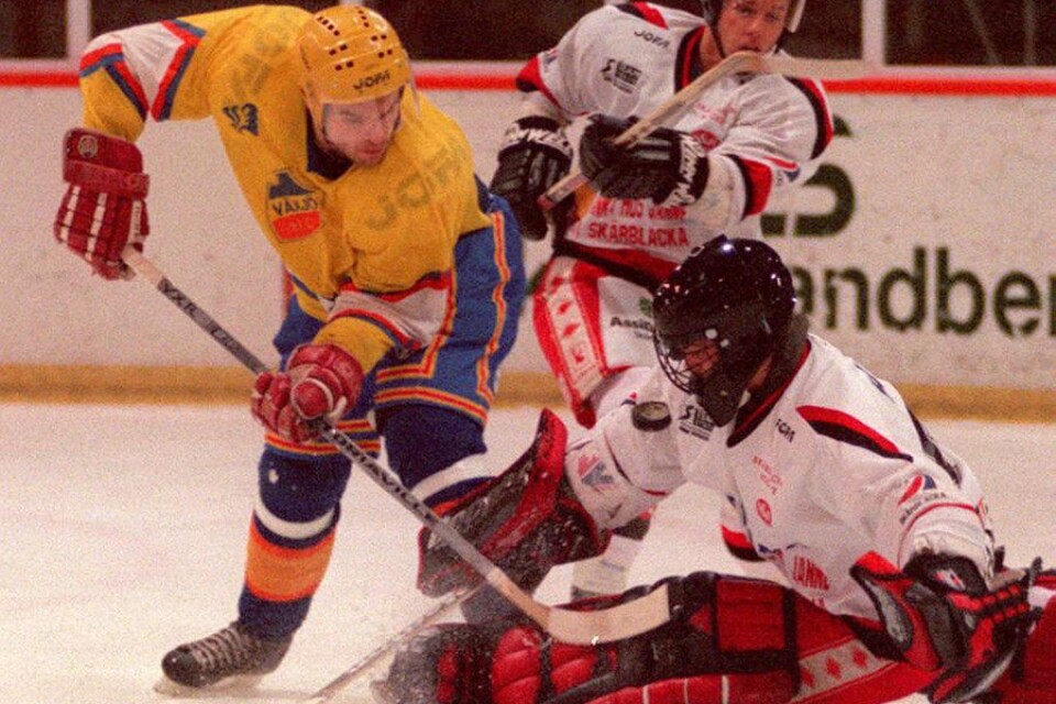 Växjö HC:s Mikael Bjerdahl i matchdräkt anno 1995. Notera den blå-orangea färgmixen på dräktens nedre del. Arkivfoto