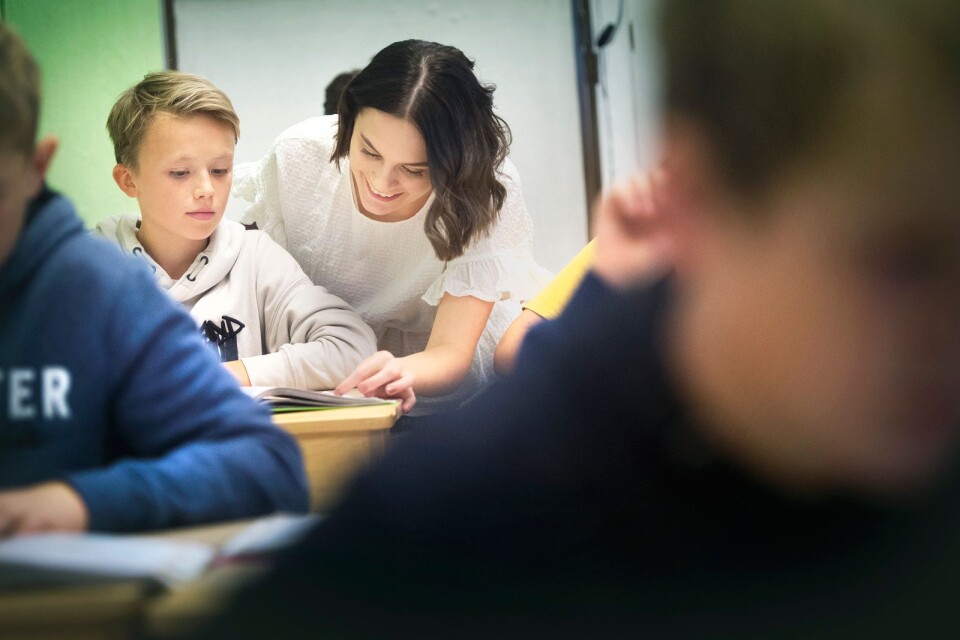 Mathilda Jönsson vill arbeta kvar på Rönnowskolan även när hon är examinerad. Här hjälper hon Herman Hemborg med en geometriuppgift.