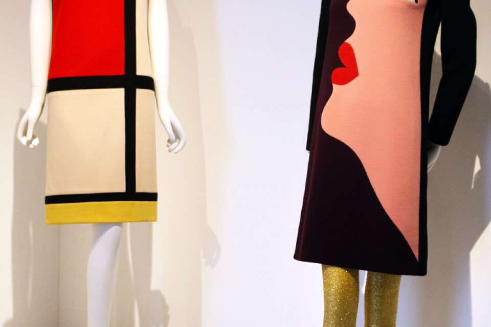 Yves Saint Laurents klänning "Hommage à Piet Mondrian" från 1965 är inspirerad av den nederländske konstnären Piet Mondrians "Composition en rouge, bleu et blanc II". Arkivbild.