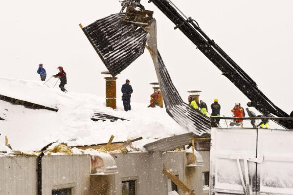 I vintras rasade många tak under snömassorna, bland annat på en ladugård i Dämparp i Nässjö kommun.