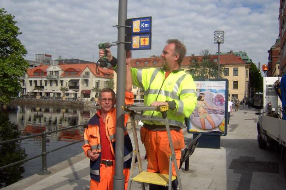 Peter Johansson, på stegen, med hjälp av Sven Gustavsson på Borås Stads Servicekontor sätter upp skyltar som markerar vandringsleden Hälsans stig i Borås.