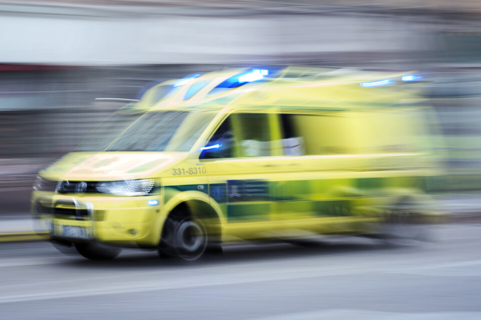 En ambulansförare åtalas för vållande till annans död efter en trafikolycka i Östersund. Arkivbild.