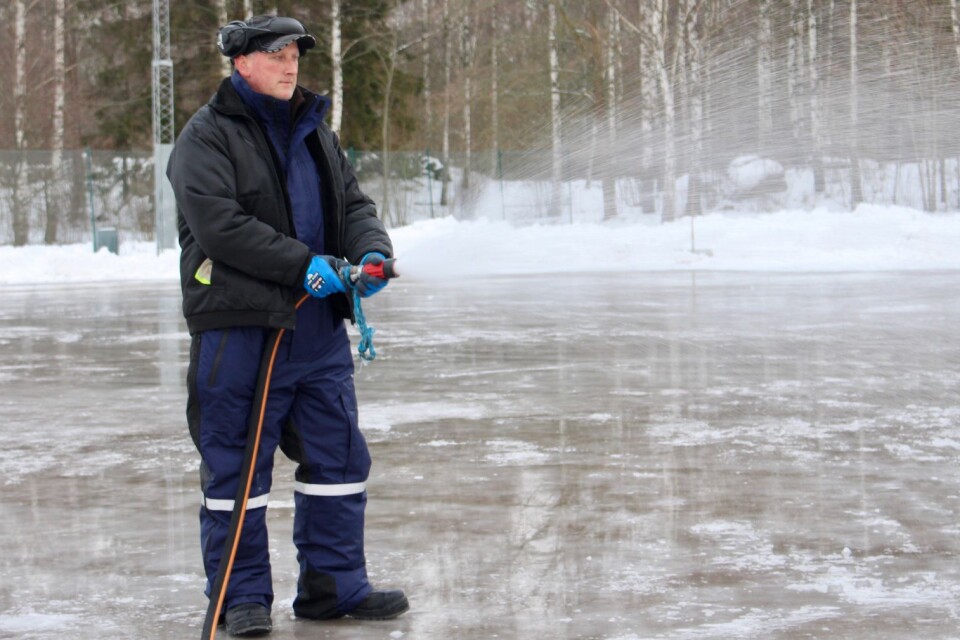 I Nybro spolar kommunen naturis vid Åkrahällskolans idrottshall. Vaktmästaren Markus Lindell arbetar hårt för att isen ska bli tillräckligt tjock till helgen.