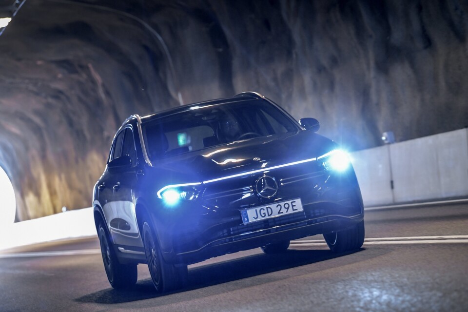 Mercedes elbilar känns igen på de långa svepande ljuslisterna i front och akter och det blå emblemet EQ.