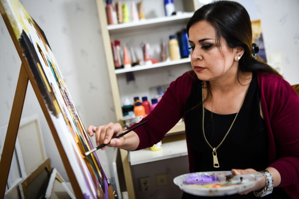 تريد إيمان في لوحاتها أن تظهر للجميع في السويد من هي وأين جاءت . إنها تستخدم الألوان المائية ، عن الحياة في سورية وكيف كانت قبل الحرب.
