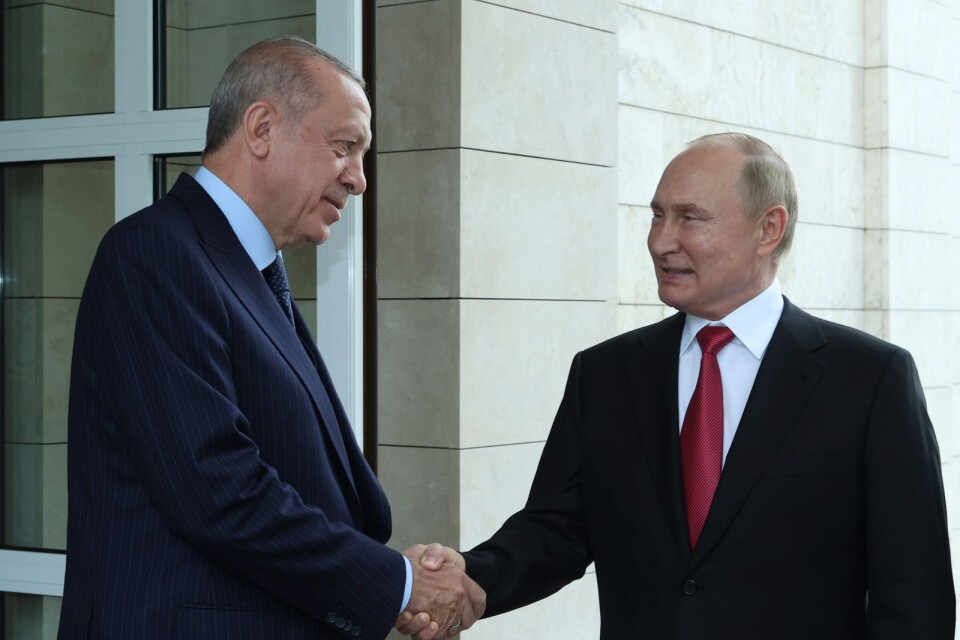 I september förra året bjöd Vladimir Putin in den turkiska presidenten Recep Tayyip Erdogan till ett möte. Nu försöker Erdogan försvåra Sveriges inträde i Nato.