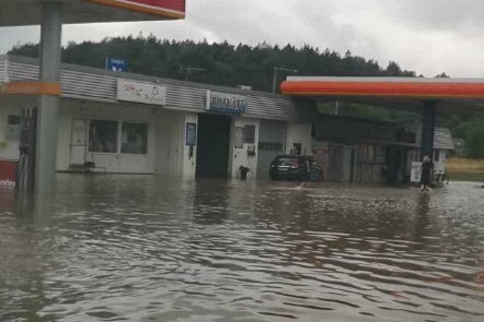 Översvämning vid en bensinstation på Orust i Bohuslän.