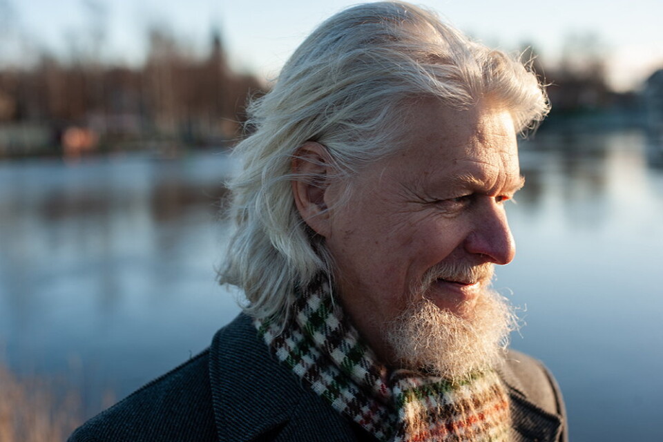 Närmare 50 år efter sin romandebut ger Lars Andersson ut sin första diktsamling. "Jordens ansikte" är en dialog, ett samspel, mellan Lars Anderssons lyrik och porträtt av konstnären Katrin Westman. Pressbild.