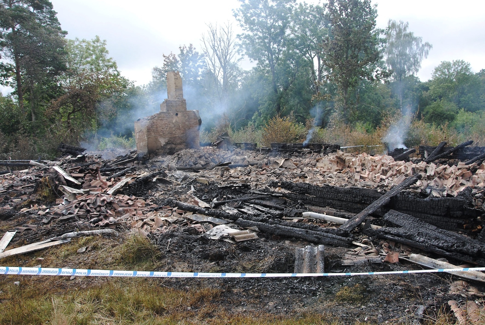 Brand i byggnad på ödegård i Röena. FOTO: PETER PAULSSON
