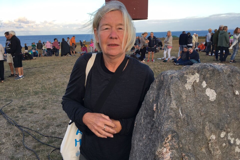 Landshövding Anneli Hulthén vid stenarna efter konserten.