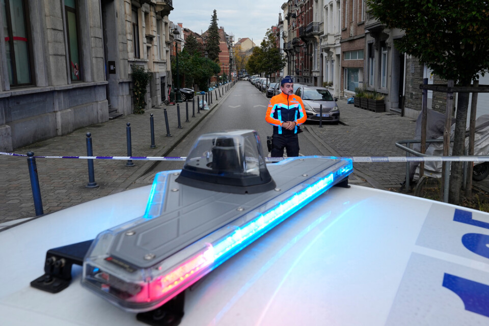 Belgisk polis vid avspärrningar i närheten av platsen där den misstänkte gärningsmannen sköts till döds under tisdagsmorgonen