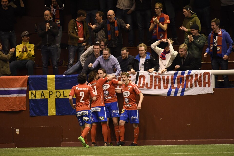 Jubel bland Östers spelare och fans efter David Johannessons 1–0-mål.