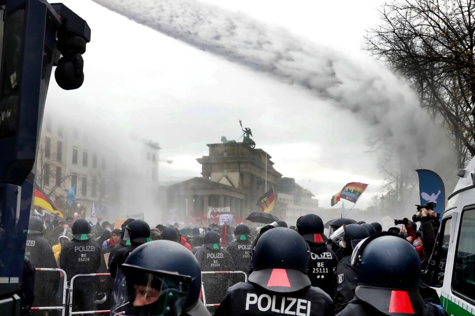 I Berlin i veckan använde polisen vattenkanoner för att skingra demonstranter