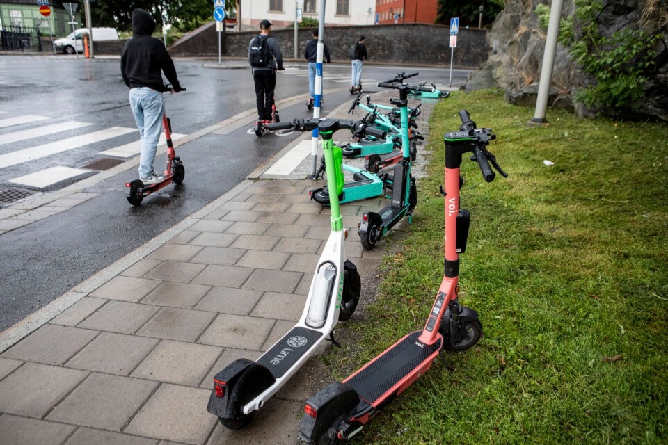 Vårdslösa cyklister av skilda slag gör det osäkert på trottoarerna i Kristianstad. På bilden körs det elspark i Stockholm.