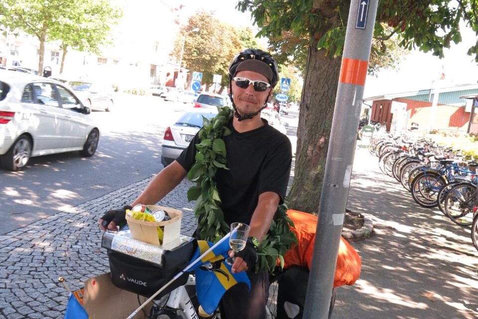 Om man cyklat från Haparanda till Ystad är det förstås här man ska posera. I går kom Mikael Svensson fram till slutmålet och firade med bubbel som vänner och släktingar överraskade honom med. Foto: Thomas Dahlgren