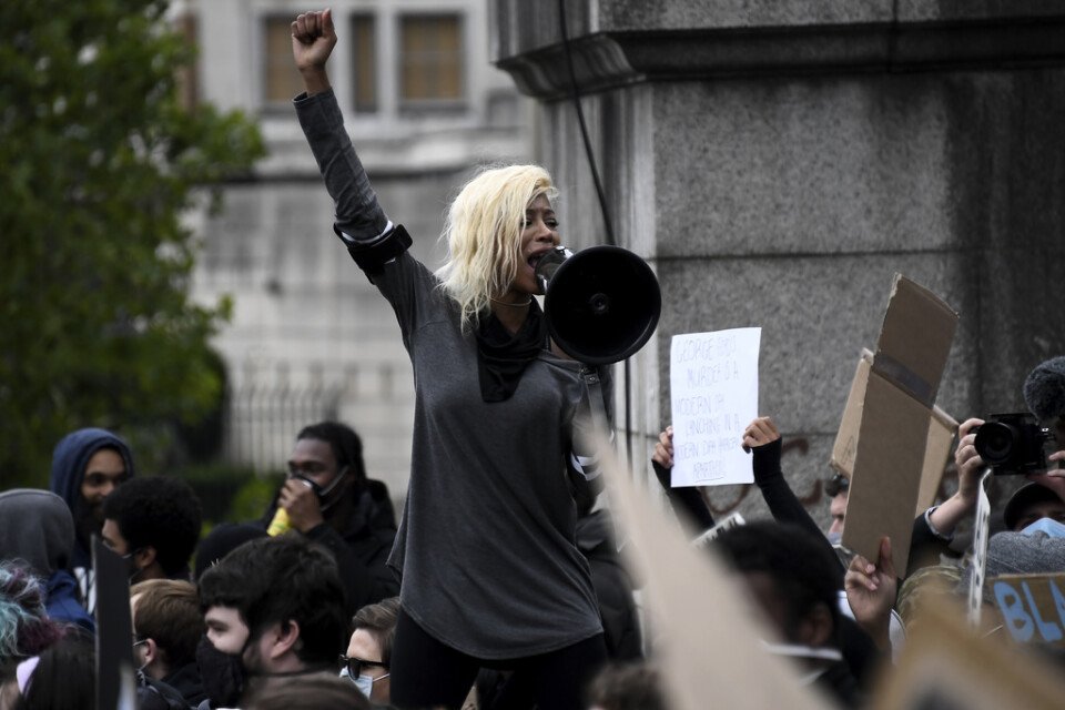 Demonstranter skanderar slagord under Black live matter-demonstrationen som samlade tusentals människor i London på söndagen.