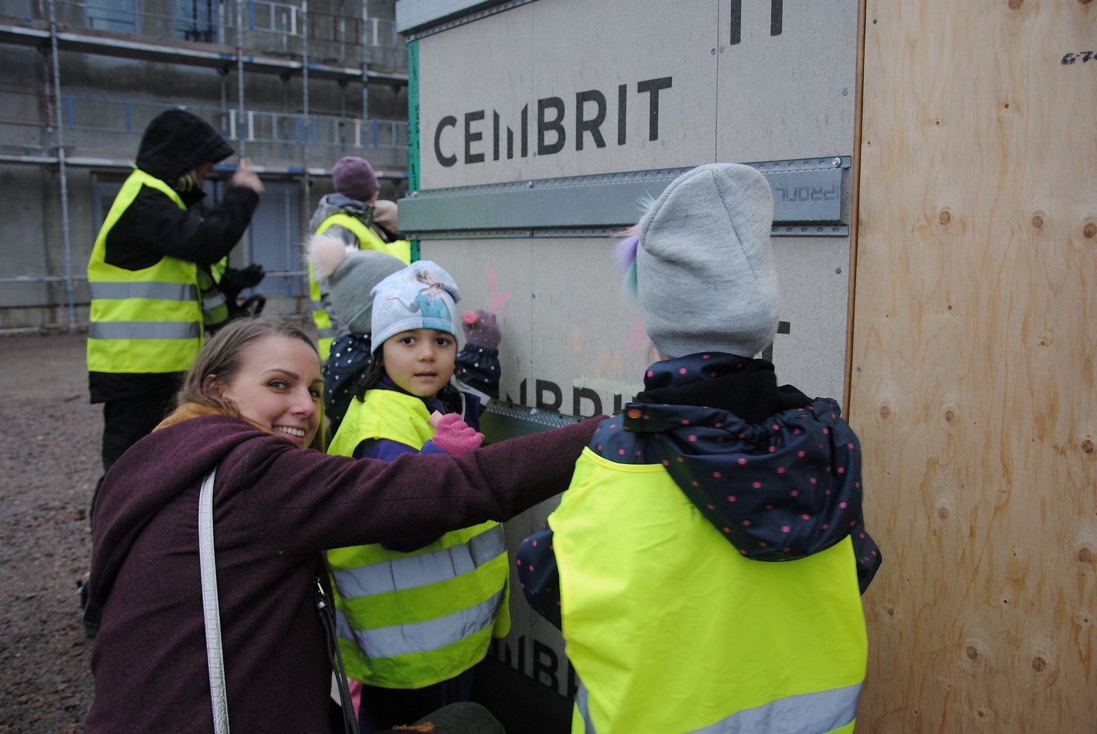 Jennie Falk, förskolerektor, deltog med personal och barn på visningen av nya förskolan vid Rönnebacken. Här fick barnen rita på en av väggarna. FOTO: SUSANNE GÄRE