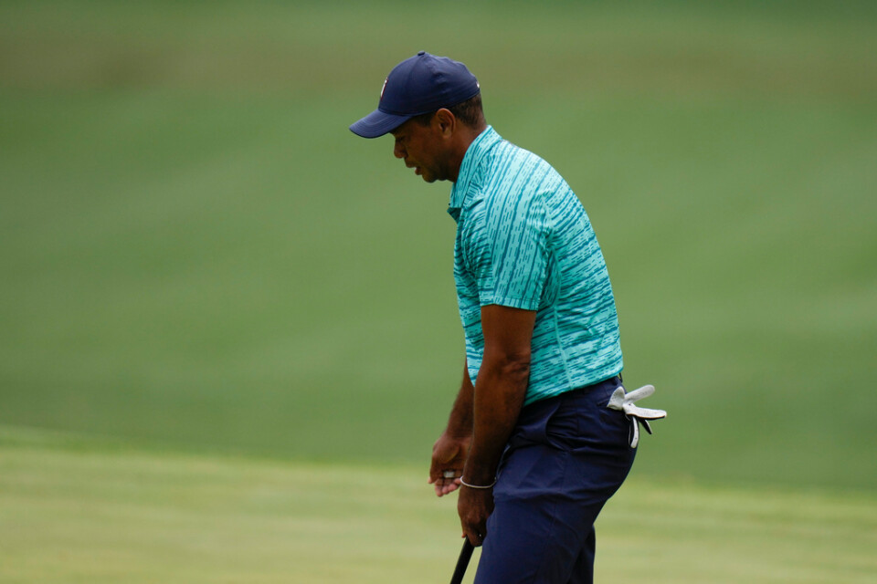 Tiger Woods såg rätt bekymrad ut under de första fem hålen i den andra rundan av US Masters. Då drog han på sig fyra boogeys.