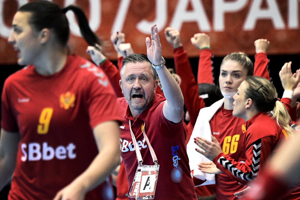 Montenegros svenske förbundskapten Per Johansson på bänken när Rumänien besegrades med 27–26 i handbolls-VM.