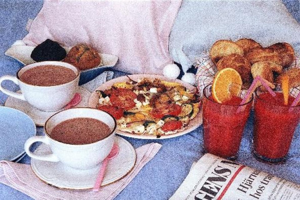 En skön långfrukost är låtsassemester på sängkanten. Bilder. Monika Gottfridsson