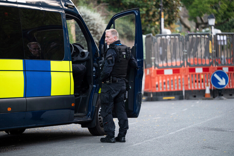 Polisen i Chiswick, London, under lördagens sökande efter 21-åringen som misstänks för terrorbrott.