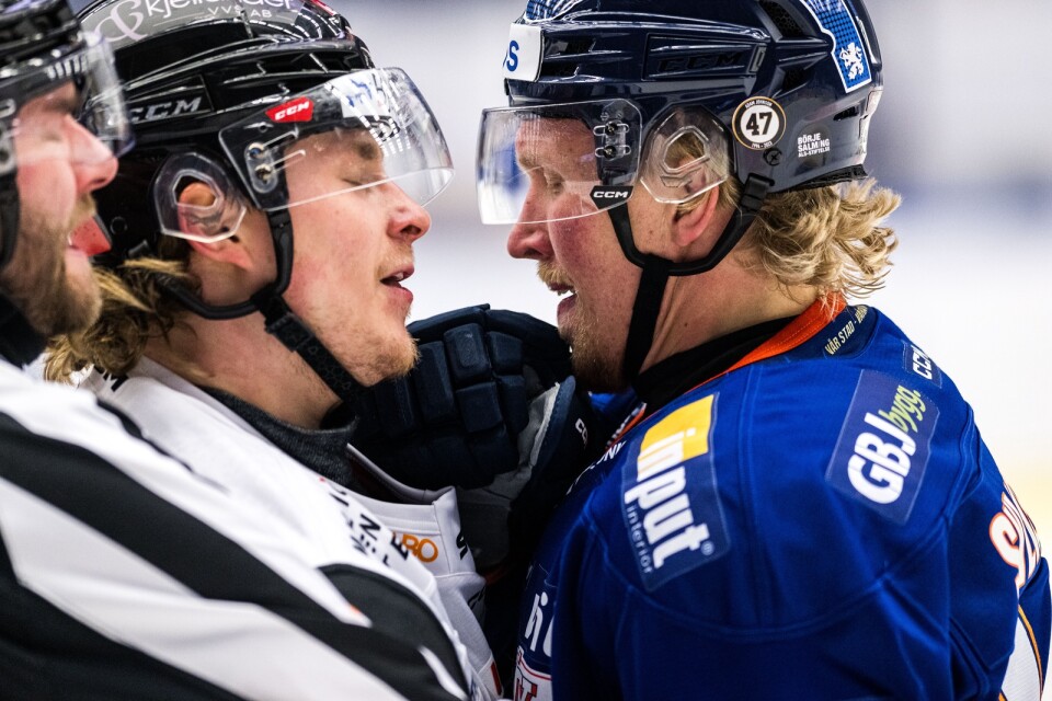 Lauri Pajuniemi och Växjös Marcus Sylvegård under matchens mest omdiskuterade situation.