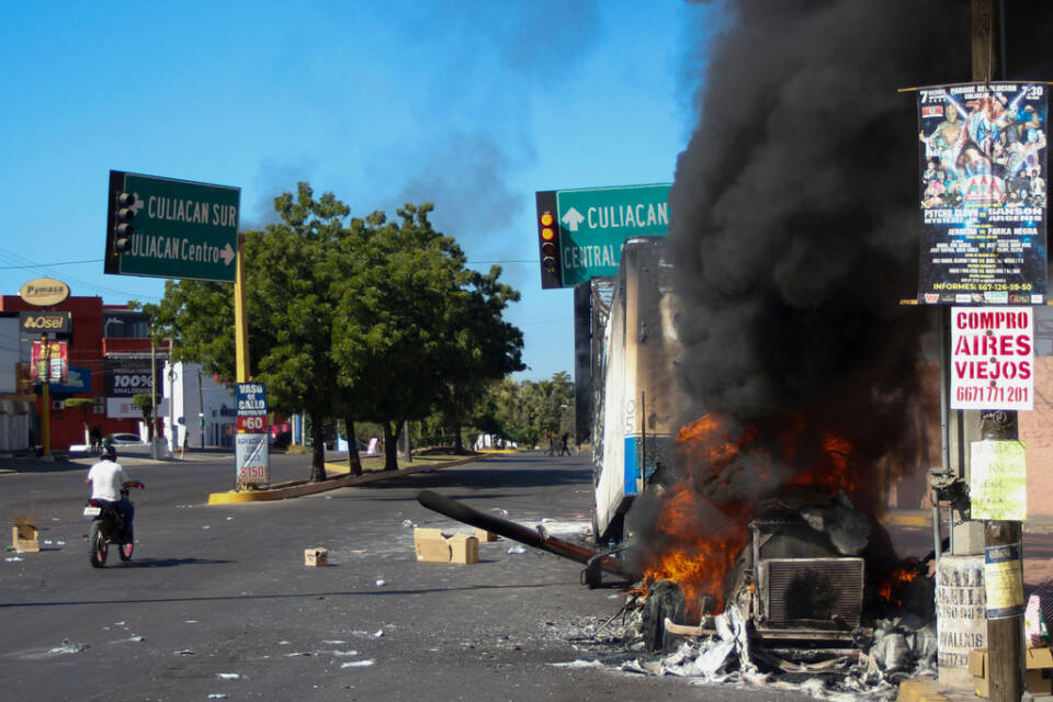 Ett fordon i brand på en gata i Culiacán i den mexikanska delstaten Sinaloa.