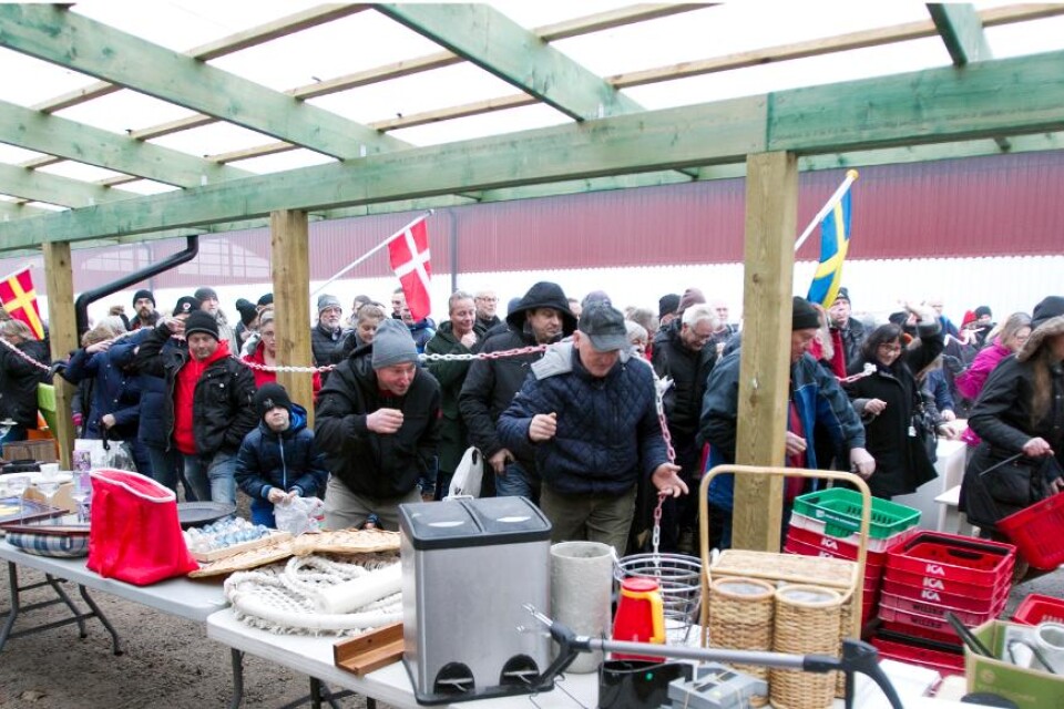 När klockan blev tio sprang besökarna in på Lions loppmarknad i Kämpingegården. Foto: Jonas Bergström