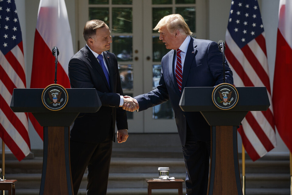 USA:s president Donald Trump och Polens president Andrzej Duda skakar hand under mötet i Washington där avtalet om försvarssamarbete undertecknades.