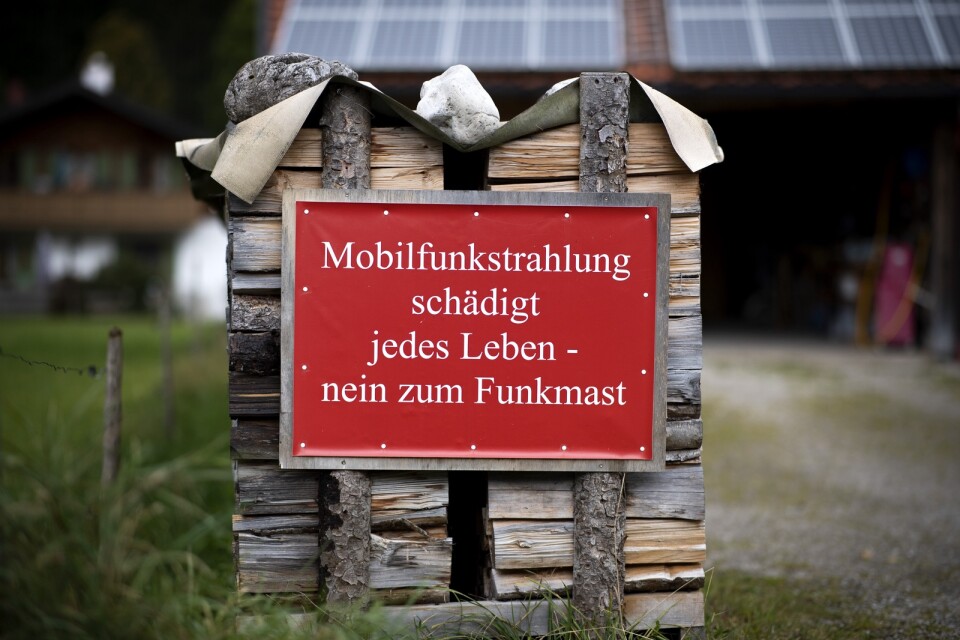 "Mobilstrålning skadar allt liv – nej till mobilmasten", lyder en skylt utanför Alois Hornsteiners hus i utkanten av Graswang.