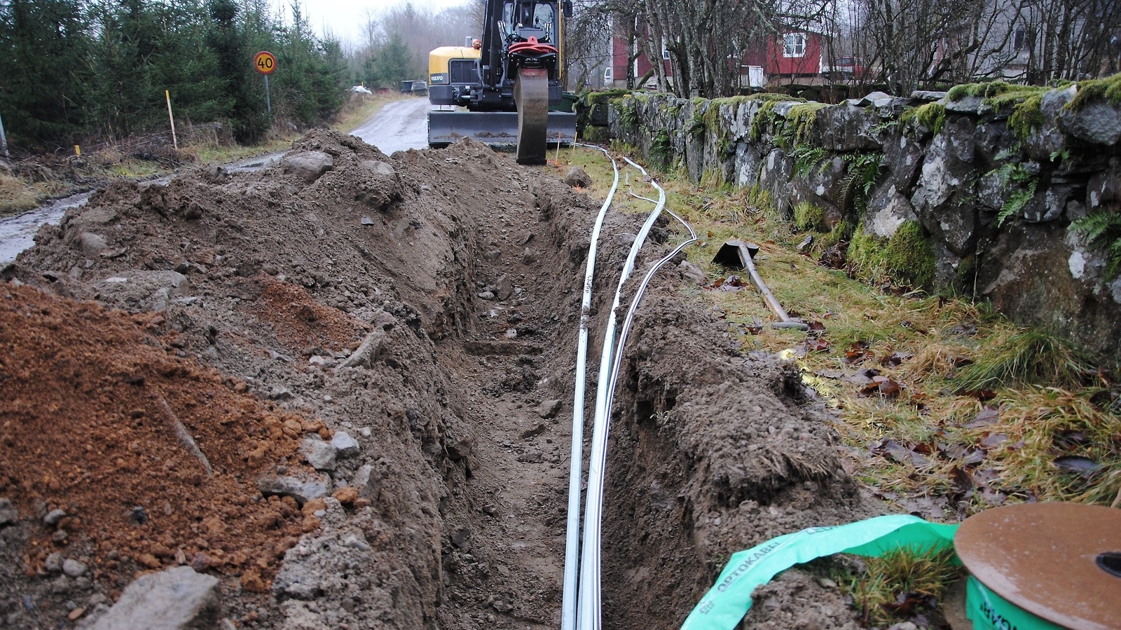 Fiber. Nu har grävandet börjat och landsbygden i norra Östra Göinge ska förses med fiber.