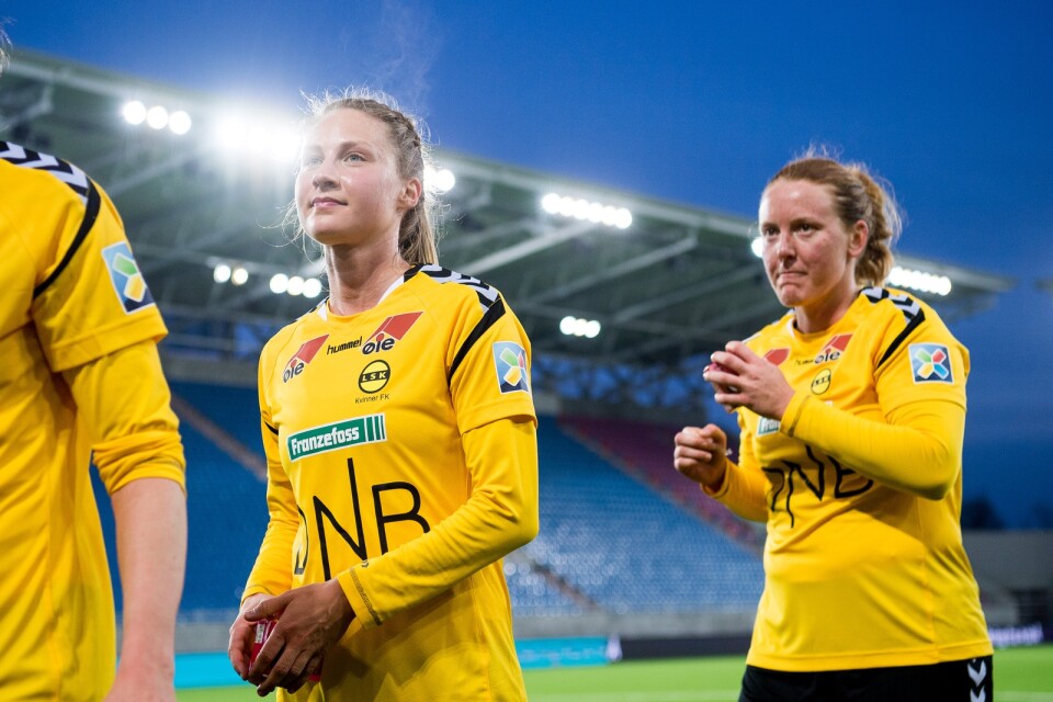 Juliette Kemppi (i mitten) efter en match med Lilleström 2018.