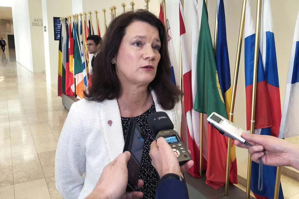 Utrikesminister Ann Linde på väg in till måndagens EU-möte i Luxemburg.