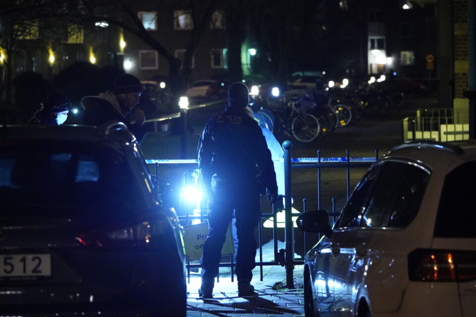 Polis och kriminaltekniker på plats i centrala Malmö efter att en man hittats skottskadad på lördagskvällen.