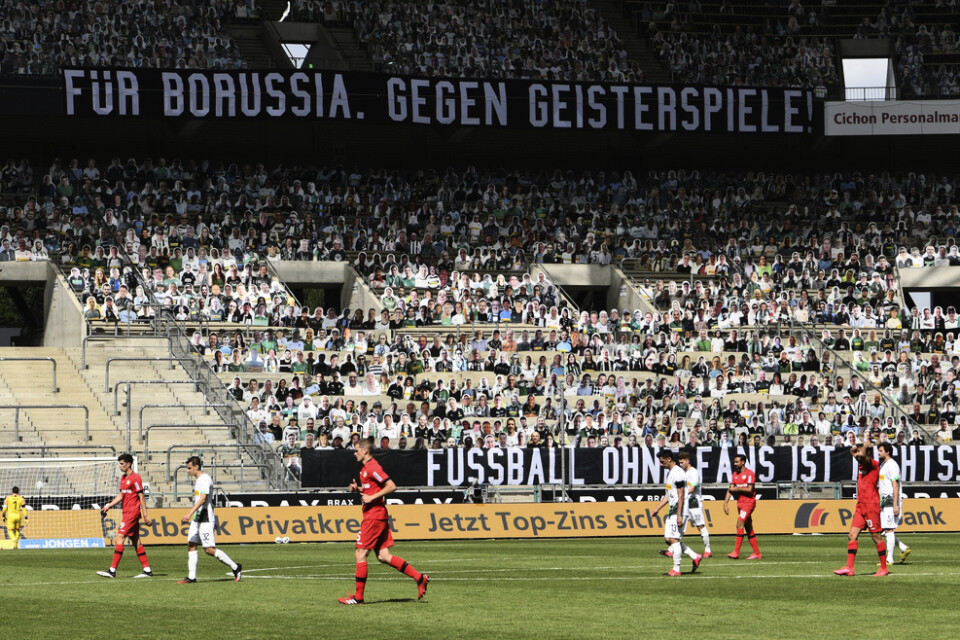 Supportrar i papp på läktarna när Mönchengladbach föll mot Bayer Leverkusen. "För Borussia. Mot spökmatcher", lyder budskapet på banderollen.