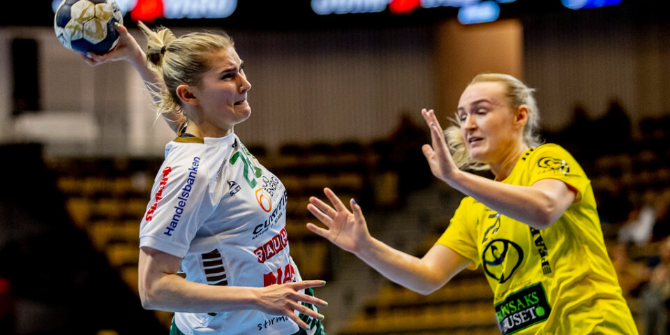 Skurus Felicia Palm Robertsson, till vänster, går på skott i SM-finalen mot Sävehof.