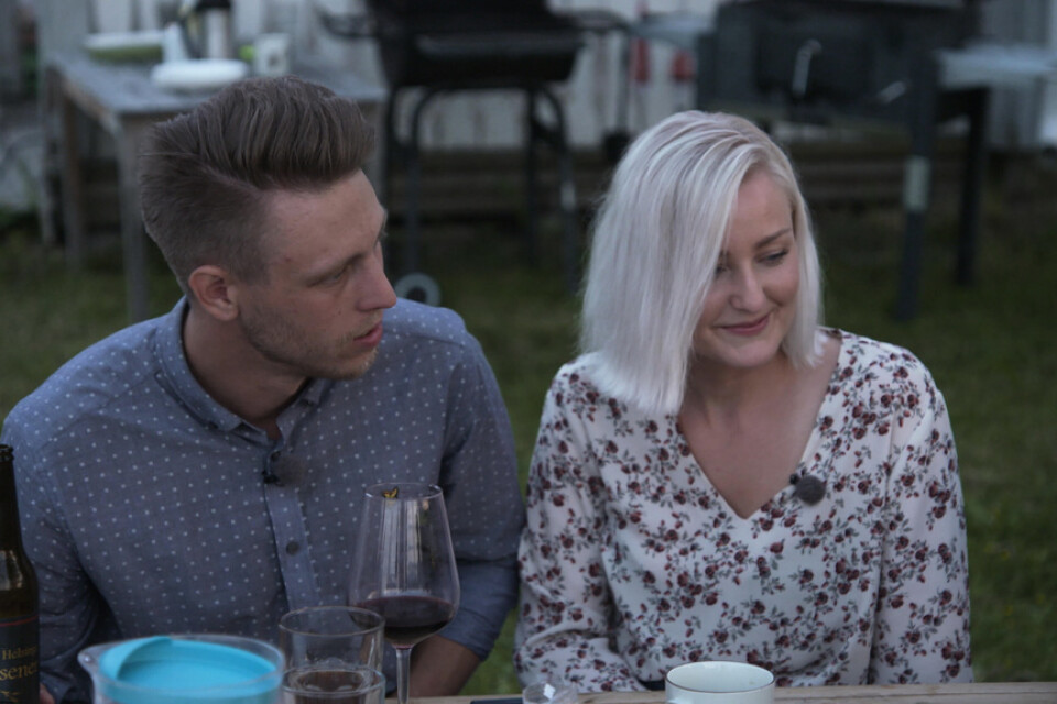 Pelle Hansson Edh bjuder hem sina vänner på fest i veckans avsnitt av "Bonde söker fru". Pressbild.