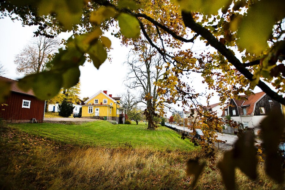 Insändarskribenten saknar hur det tidigare såg ut i centrala Ulricehamn. Här en bild på huset där begravningsbyrån Lenbergs finns innan området bebyggdes med bostadshus.
