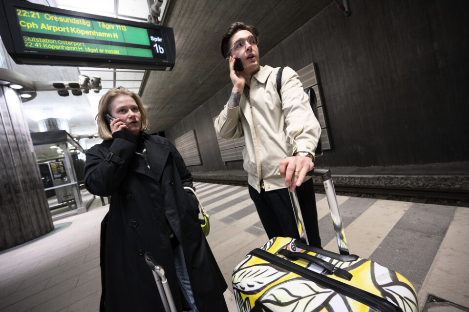 Paret väntar på ett Öresundståg som kan ta de över till Danmark.