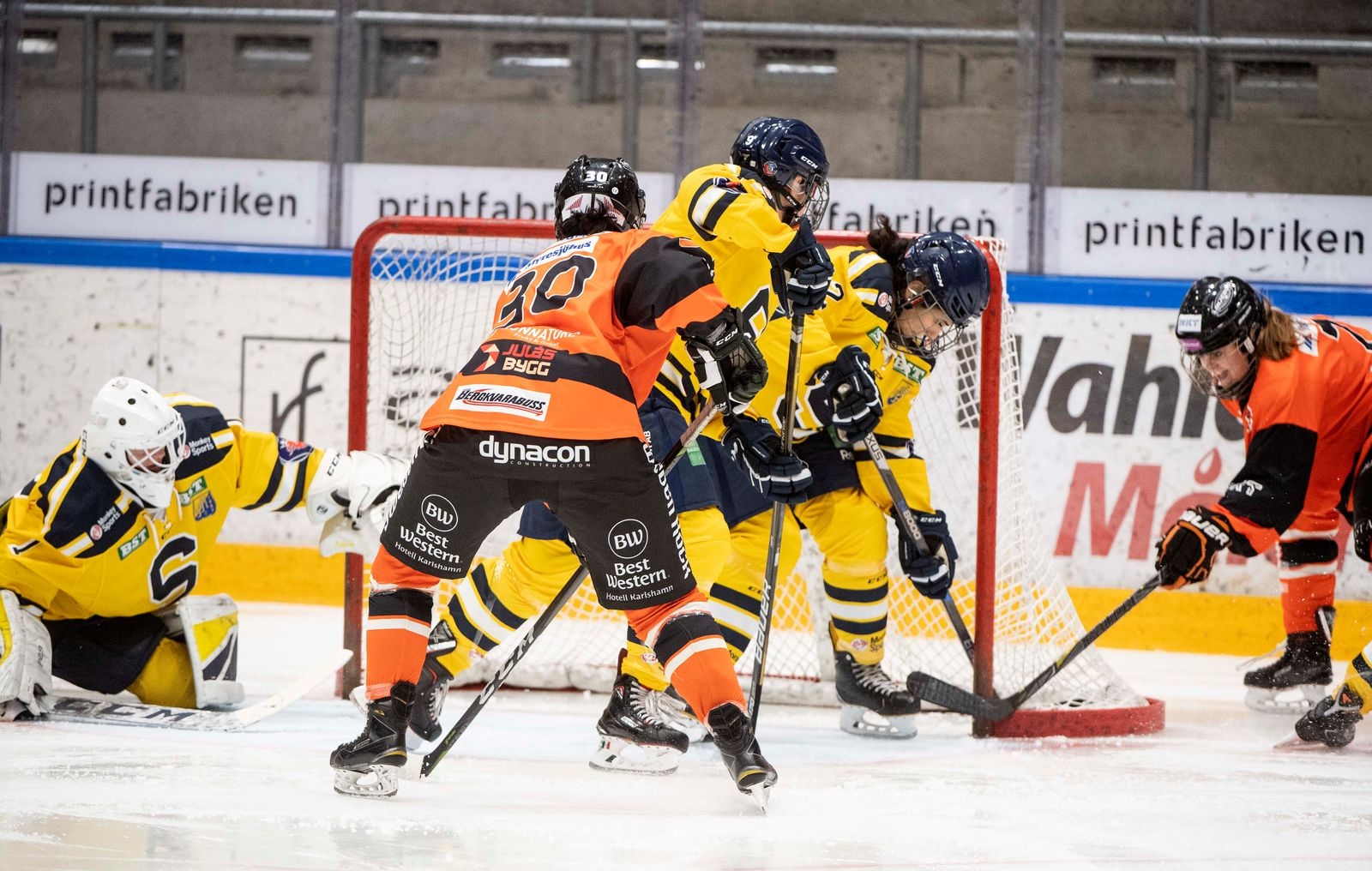 KHK–Södertälje  ISHOCKEY, förkval till SDHL, match 2 i bäst av 3. 
1-0
